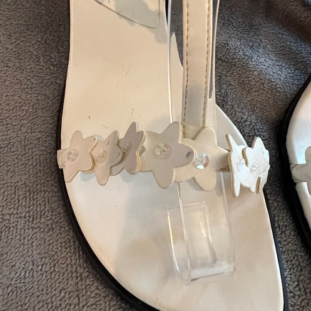 Unlisted ivory flower sandals with small sequin middle, Size 8 - Picture 2 of 7